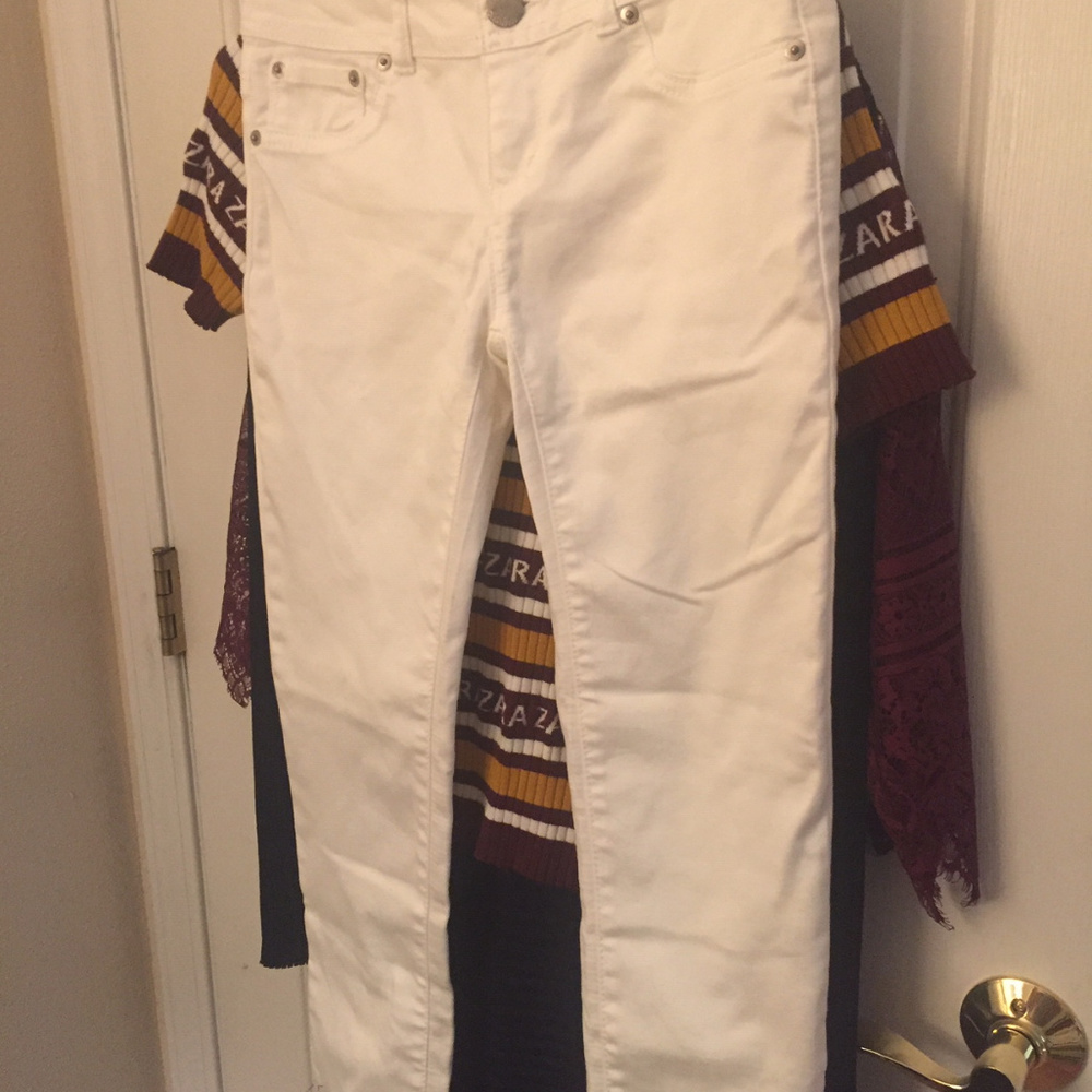 No boundaries white jeans--NWOT--$5 SALE!